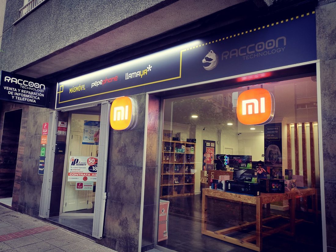 Fachada de la tienda Raccoon Technology en Avenida Europa 48 de Lorca, con carteles luminosos de Xiaomi
