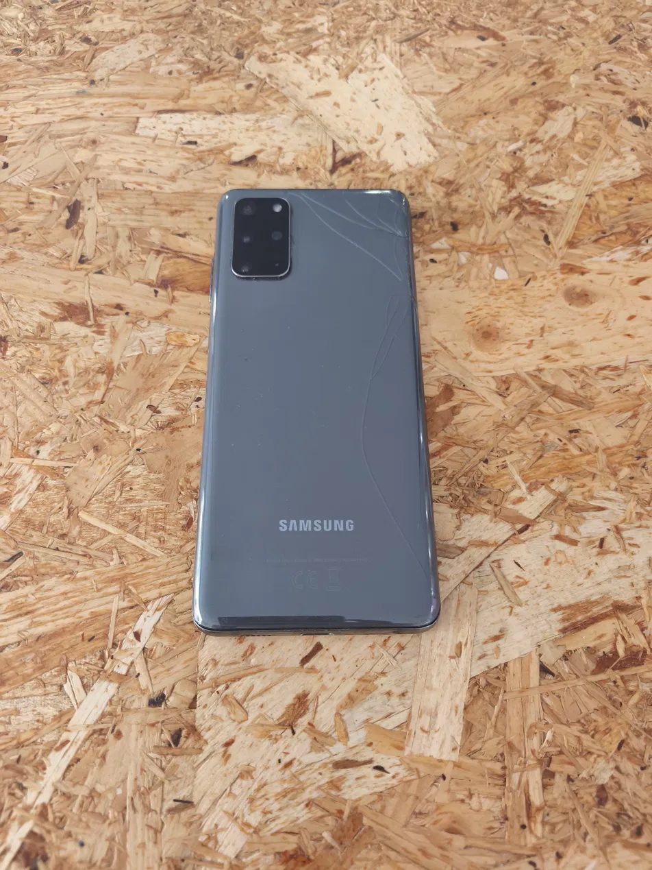 Trasera de cristal rota de un Samsung Galaxy S20+ antes de su reparación