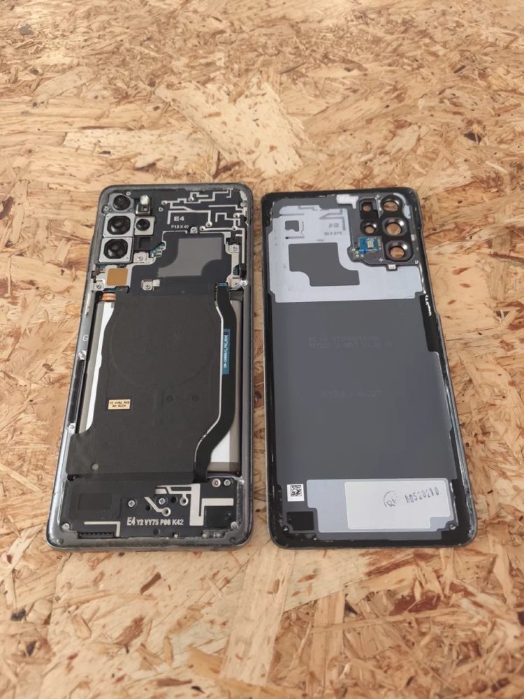 Samsung Galaxy S20+ abierto en el taller de Raccoon Technology durante una reparación